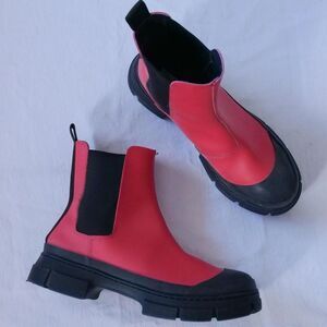 Modern Blondo‎ red and black rain boots
